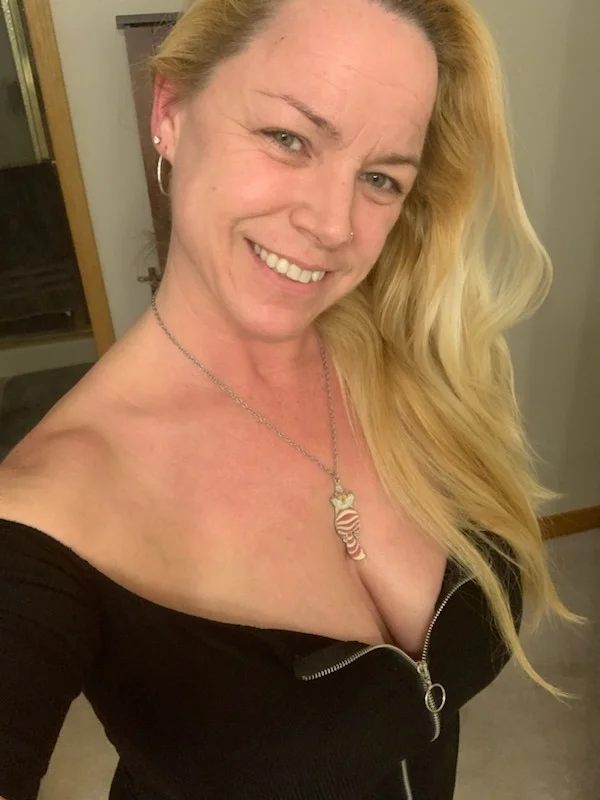 HotwifeMel73